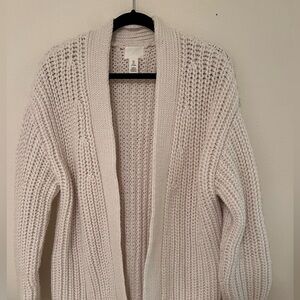 Knitted cardigan in beige. H&M